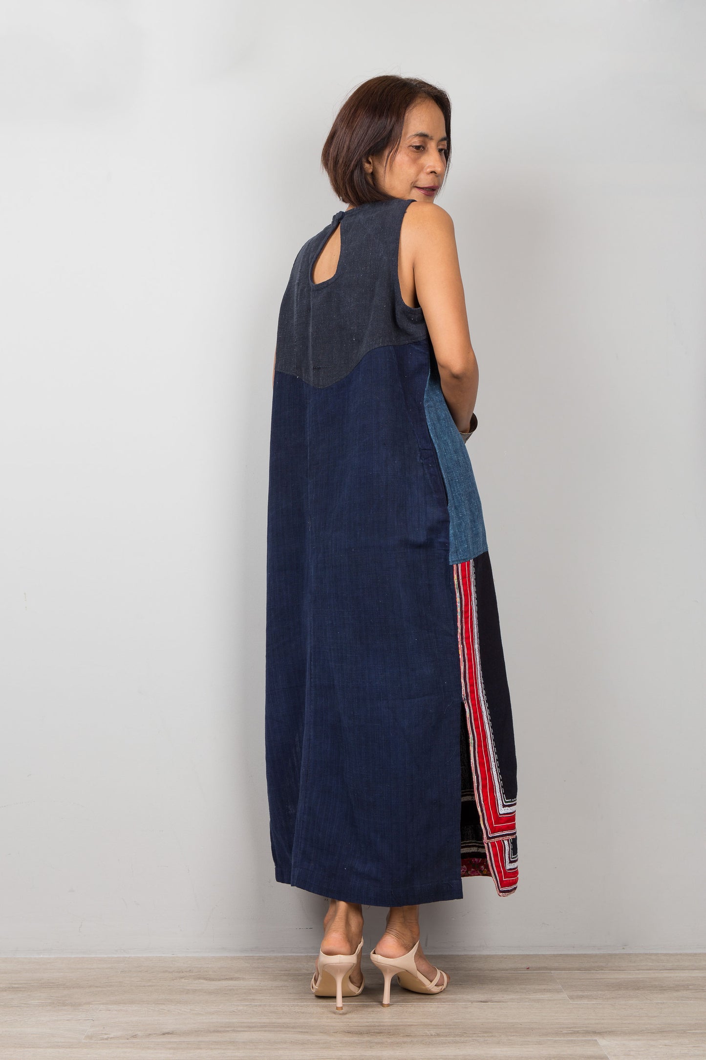 Ärmelloses indigoblaues Kleid