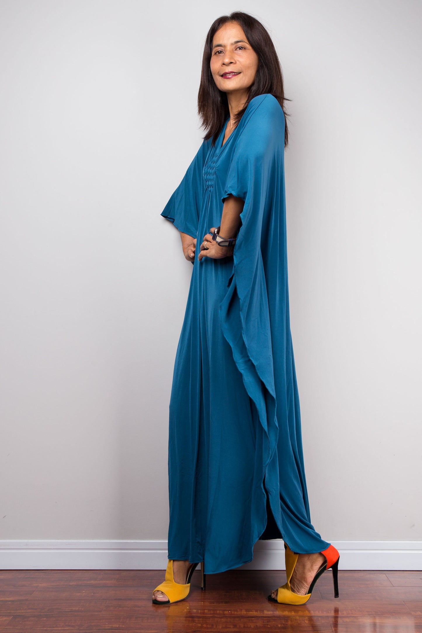 Summer Teal Kaftan for Petite Boho Style
Petite-friendly teal kaftan dress with a short, flowy design, ideal for summer adventures. Handcrafted by Nuichan, this boho caftan in soft teal fabric offers effortless elegance for small-framed women.
