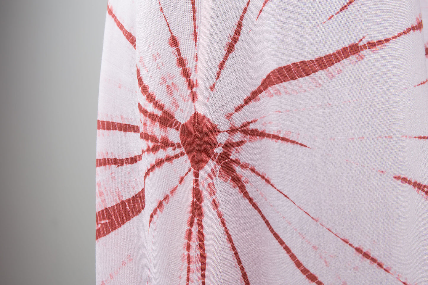 Batik-Trägerkleid mit Schlitz