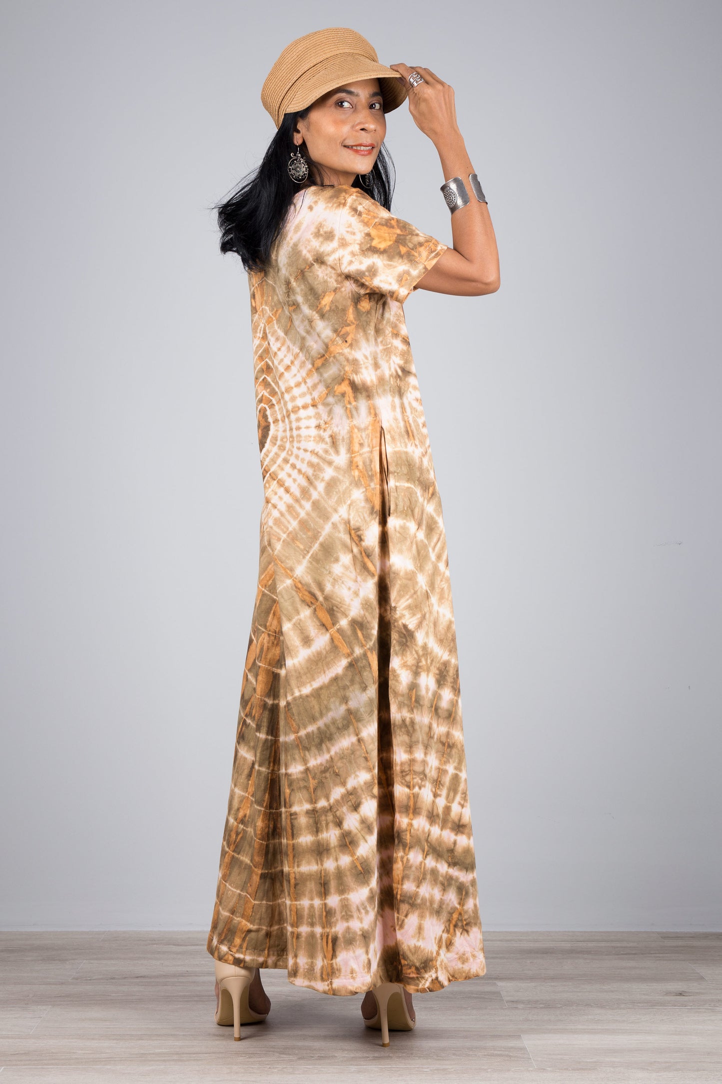 Reverse tie-dye dress with side split. Short sleeve hippie dress by Nuichan