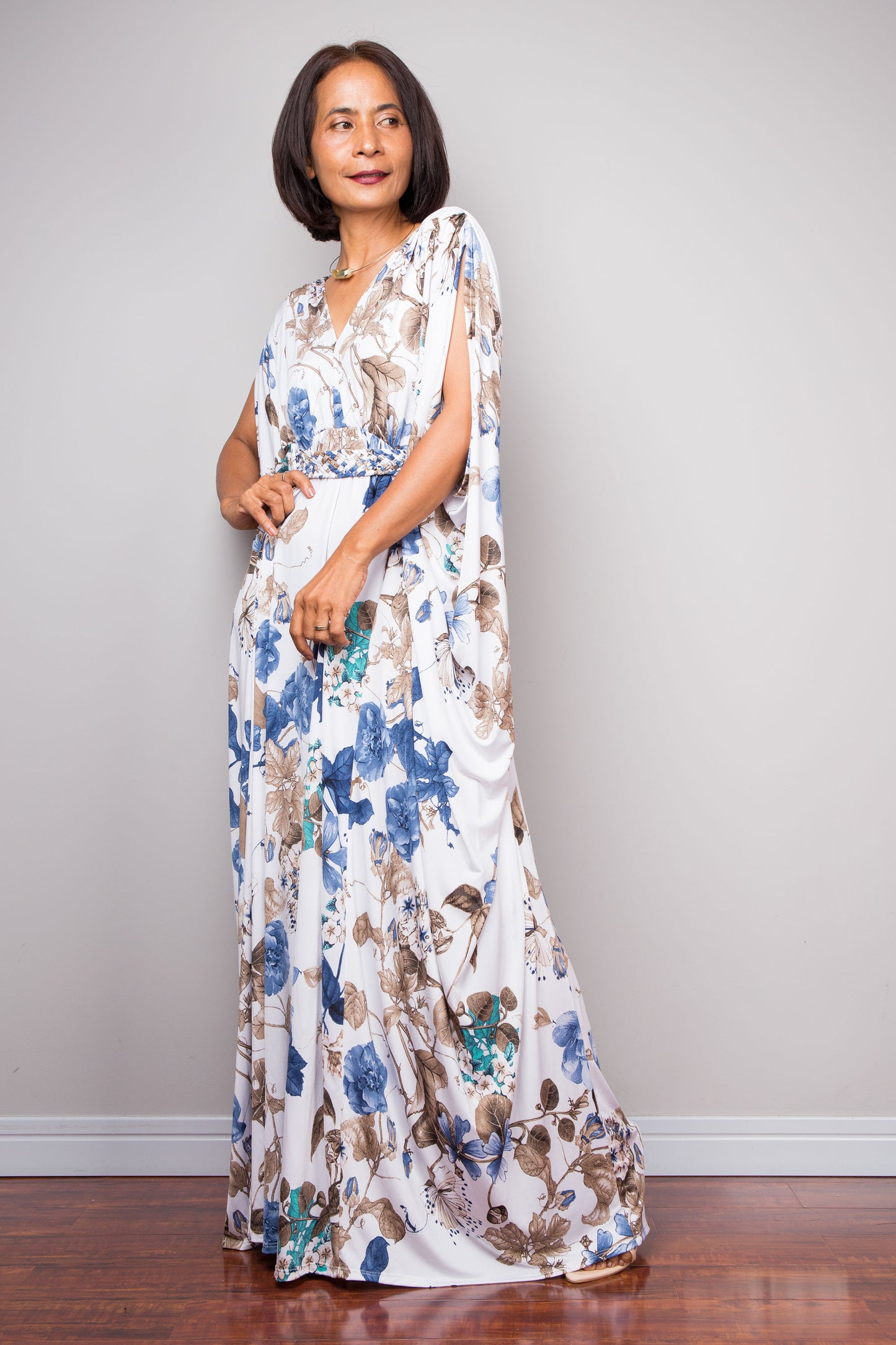Elegant white kaftan dress with V-neckline and flowing sleeves