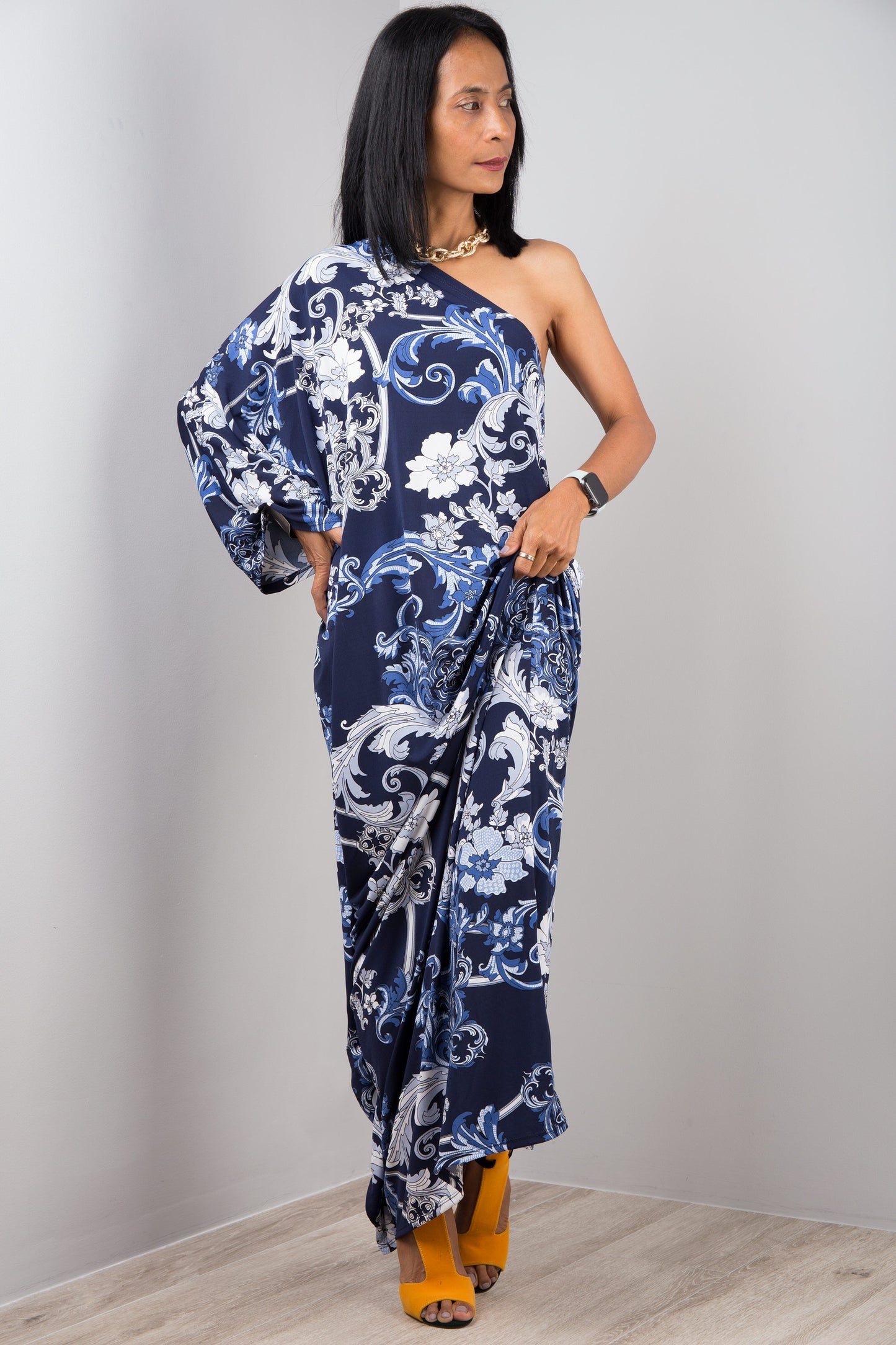 Blaues schulterfreies Kleid