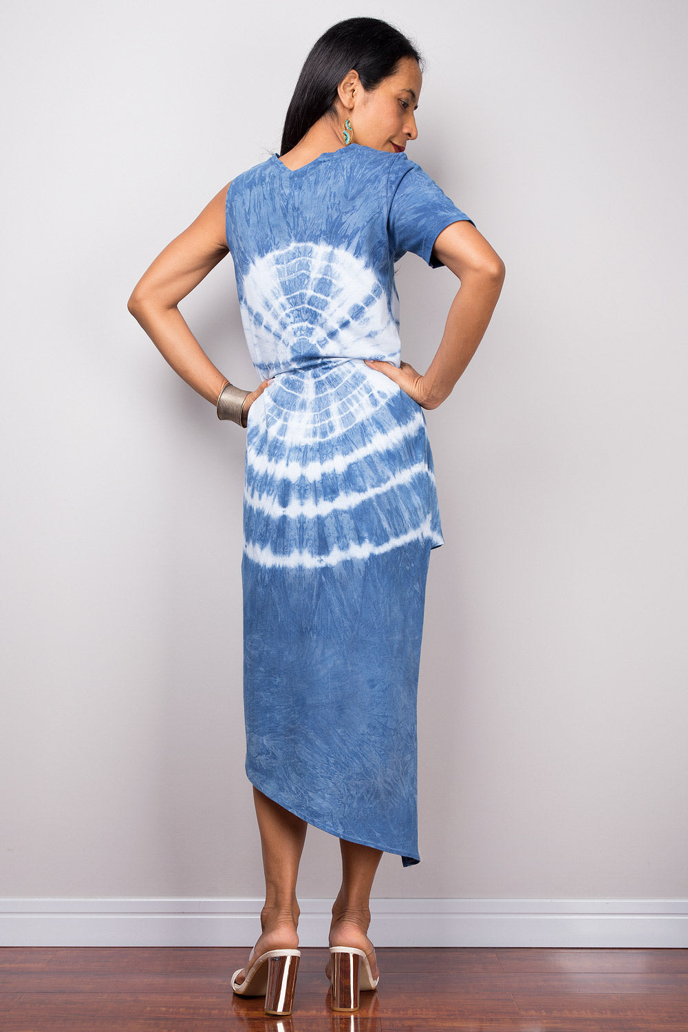 Blaues Batik-Sommerkleid