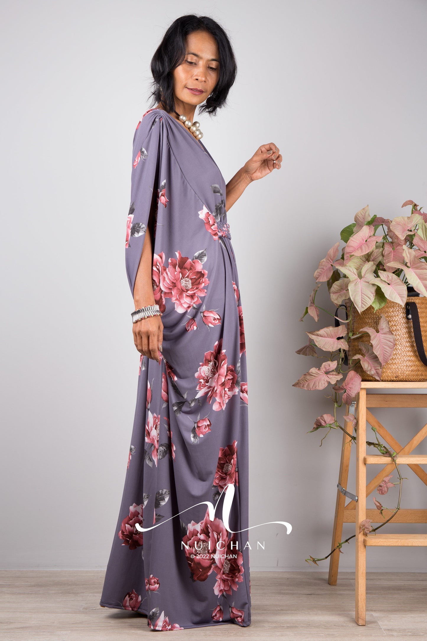 Petite caftan in grey colour with pink floral print