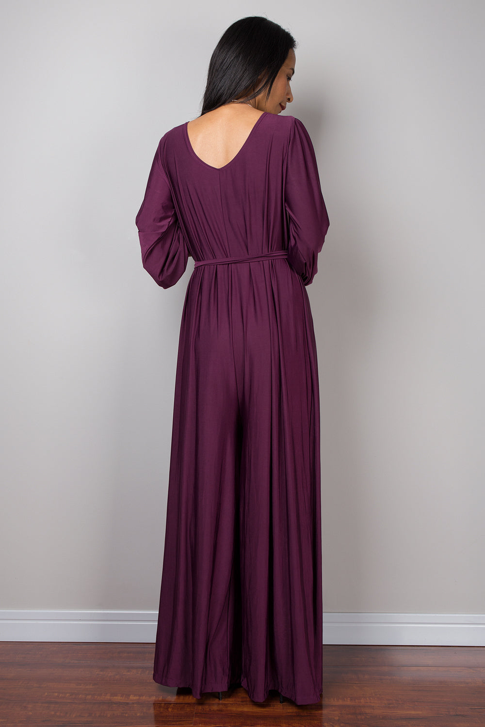 Lila Overall, dunkelvioletter Pullover