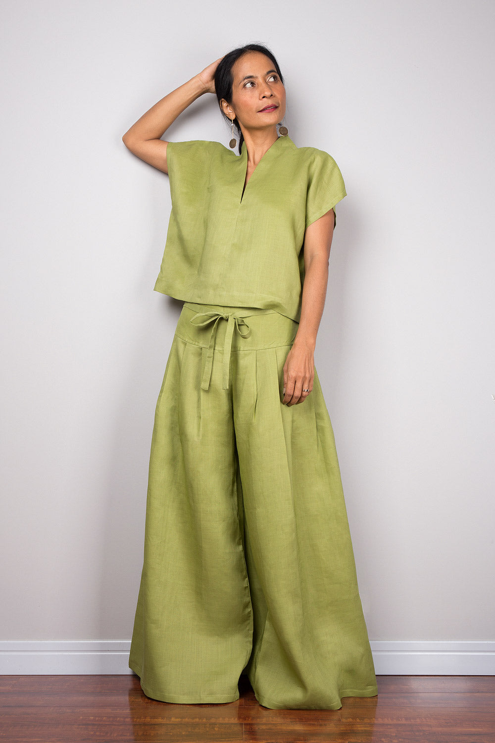 Handgemachte grüne Leinen-Palazzo-Hose mit weitem Bein. Olivgrüne High-Waist-Damensommerhose