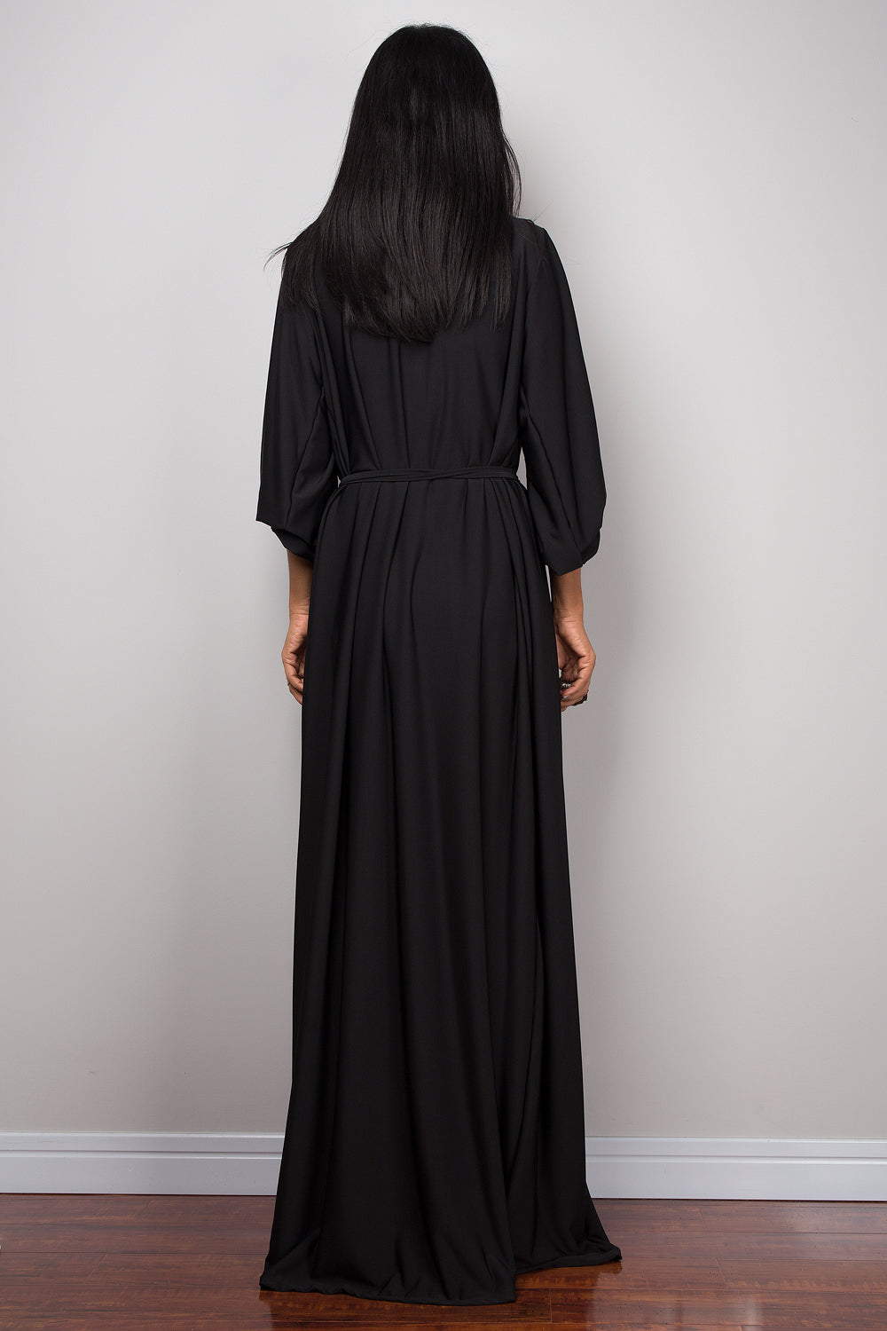 Langes schwarzes Kleid mit langen Ärmeln