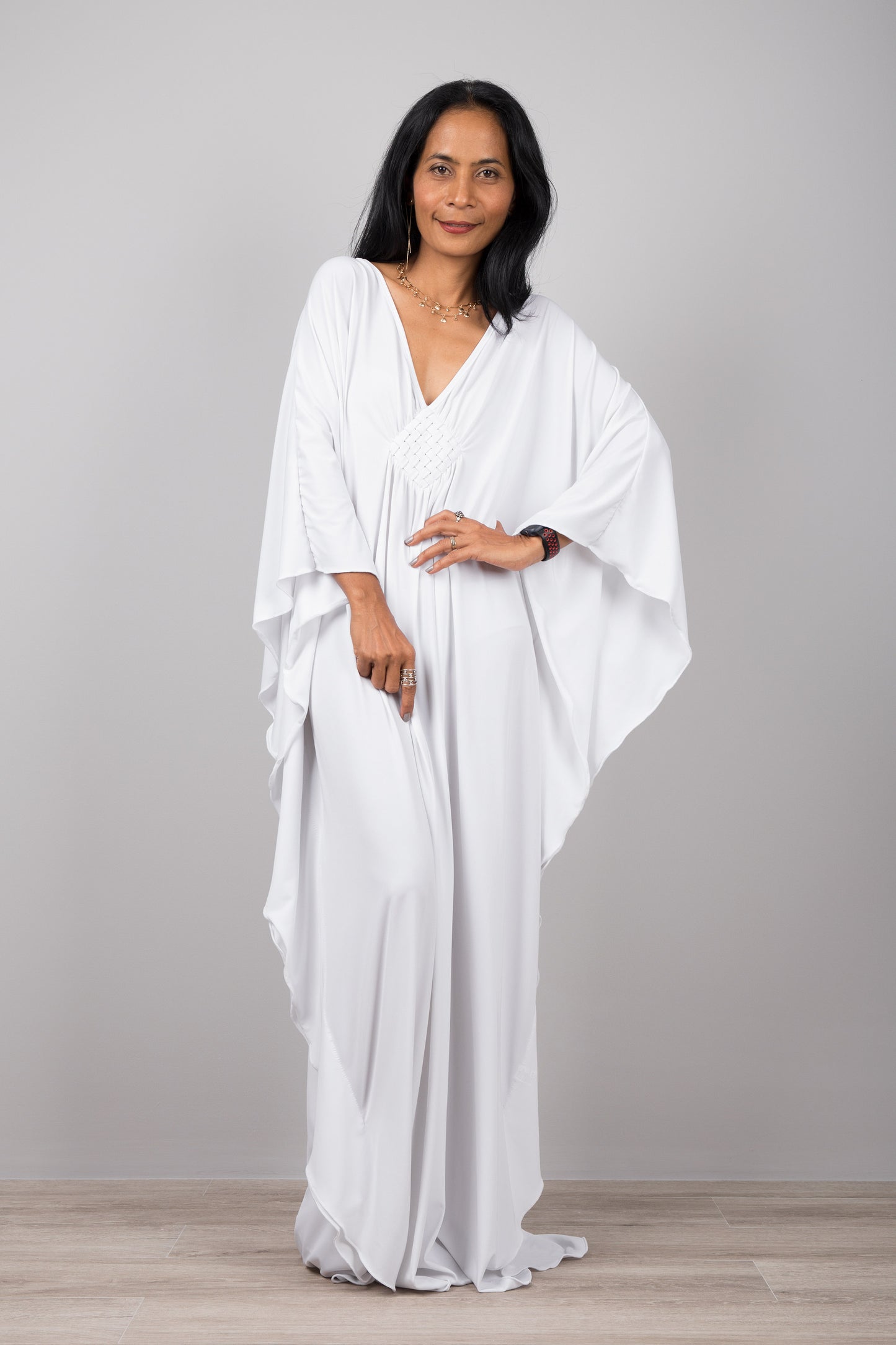 White kaftan dress with plunging neckline. Buy your timeless kaftans online from Nuichan. Express worldwide delivery via DHL.
