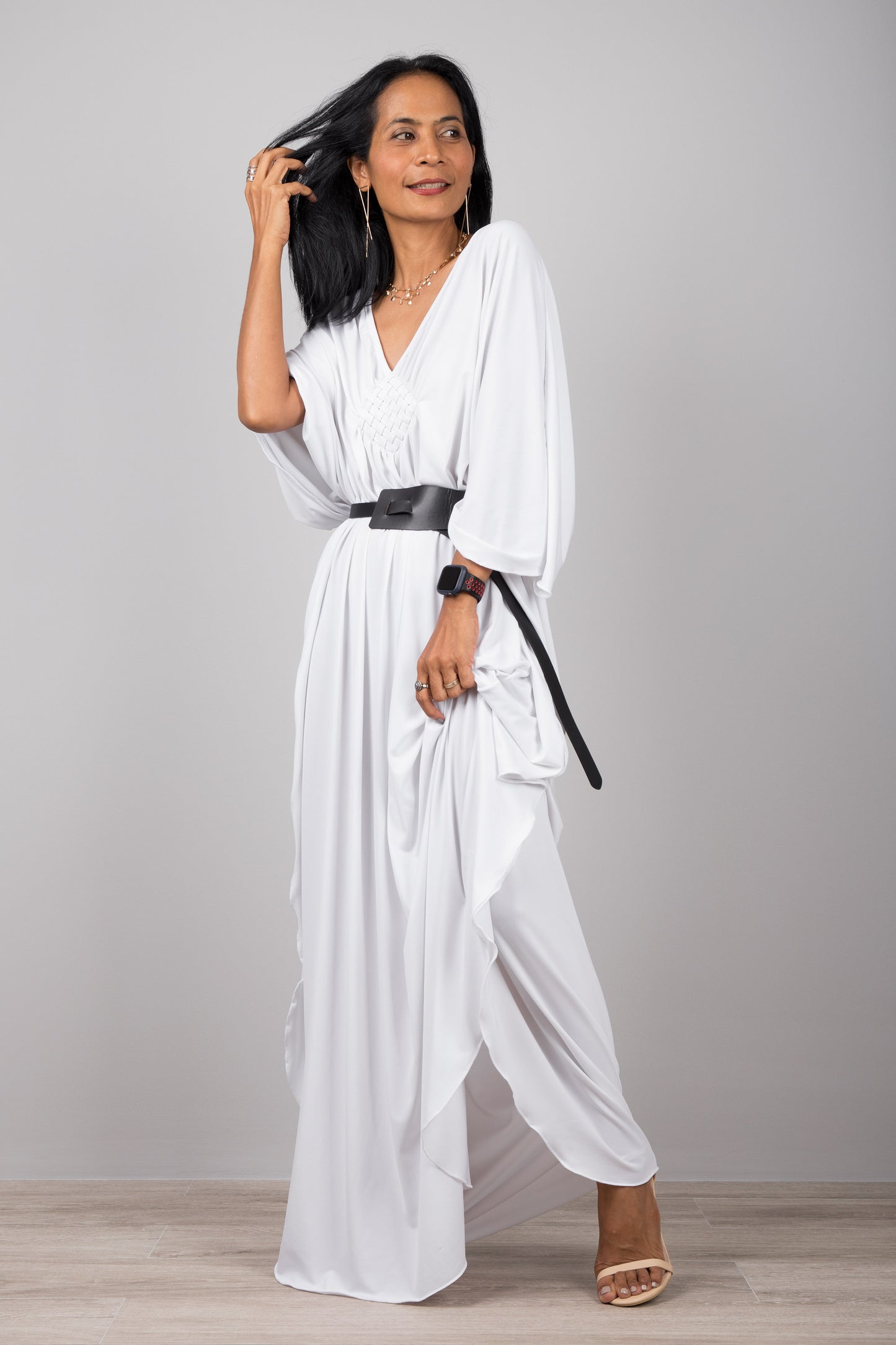 White kaftan dress with plunging neckline. Buy your timeless kaftans online from Nuichan. Express worldwide delivery via DHL.
