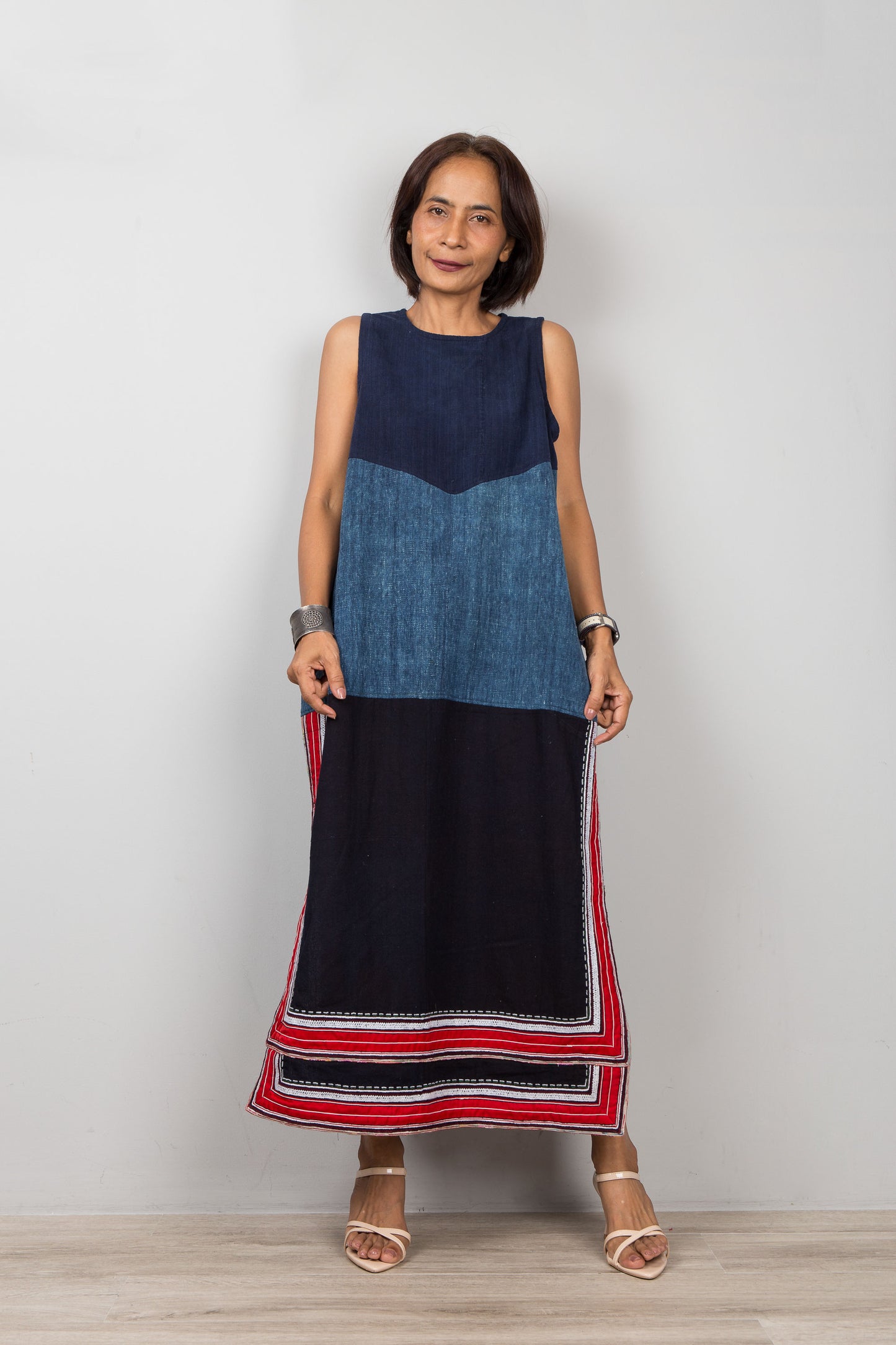 Ärmelloses indigoblaues Kleid