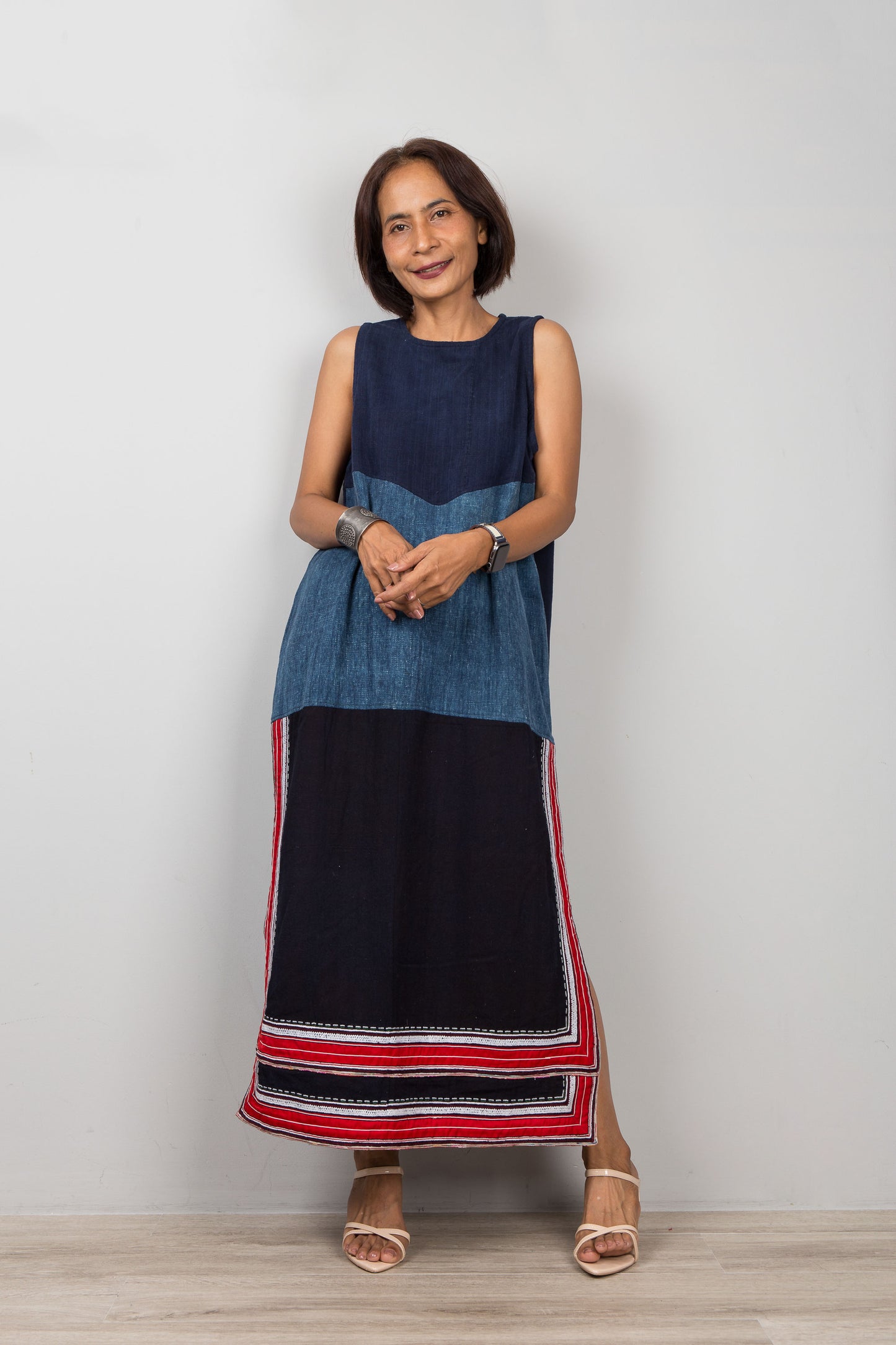 Ärmelloses indigoblaues Kleid