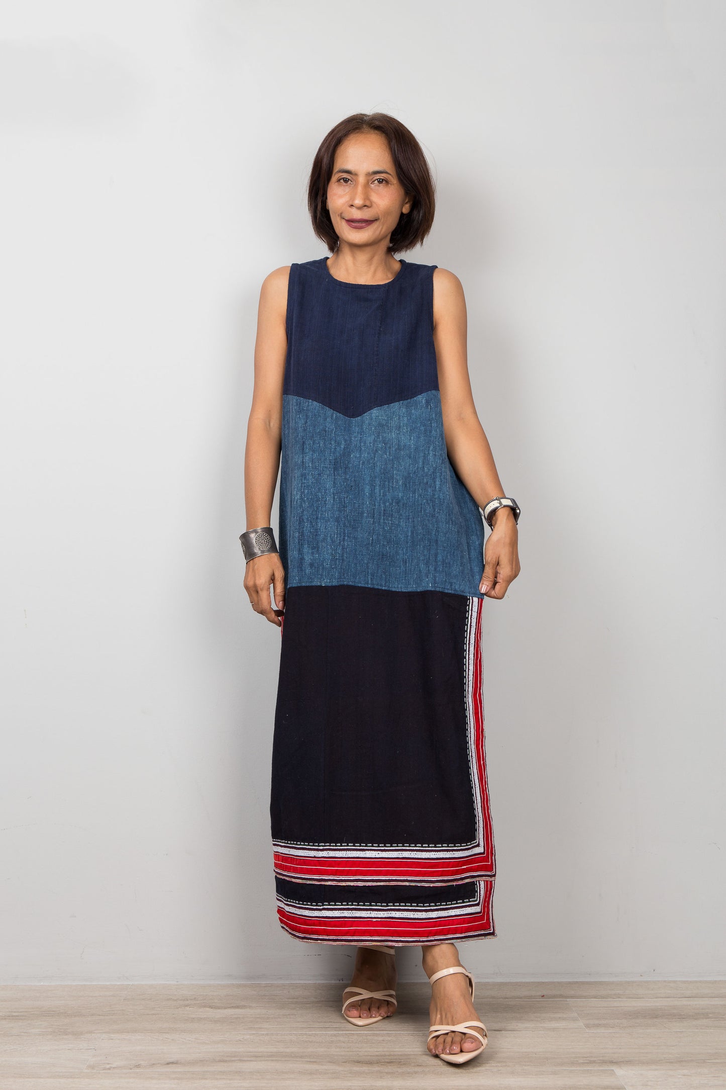 Ärmelloses indigoblaues Kleid
