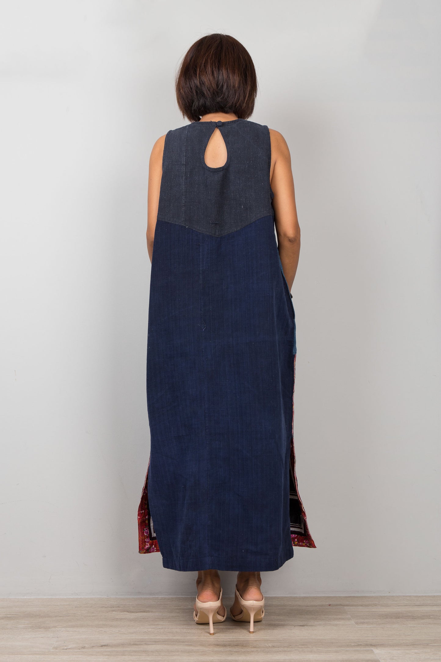 Ärmelloses indigoblaues Kleid