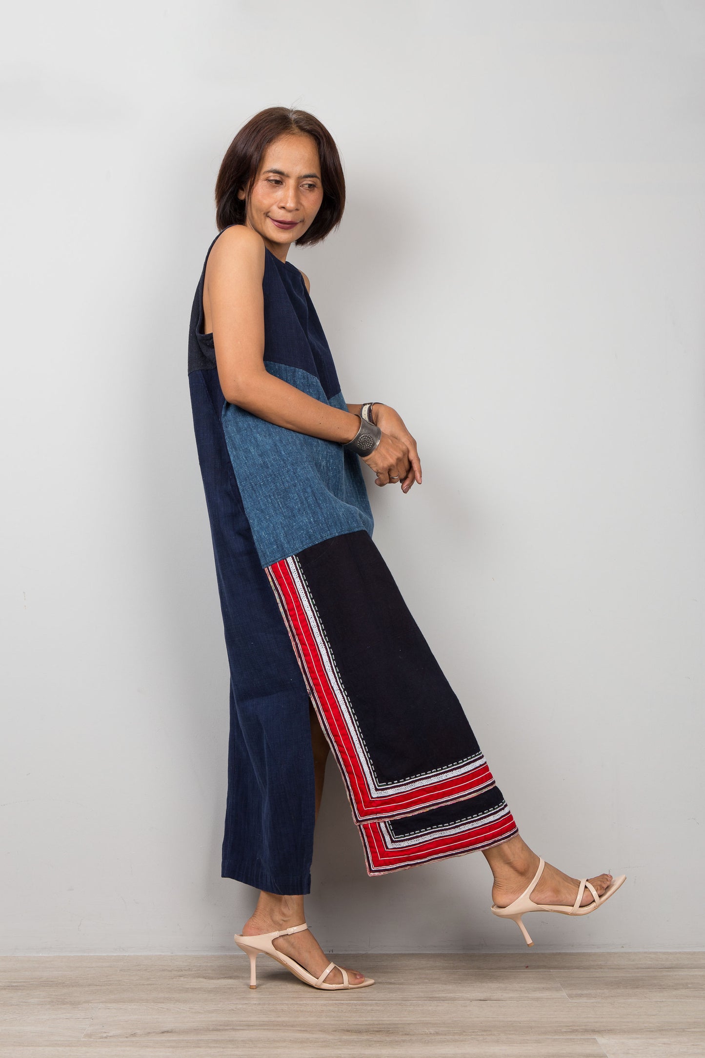 Ärmelloses indigoblaues Kleid