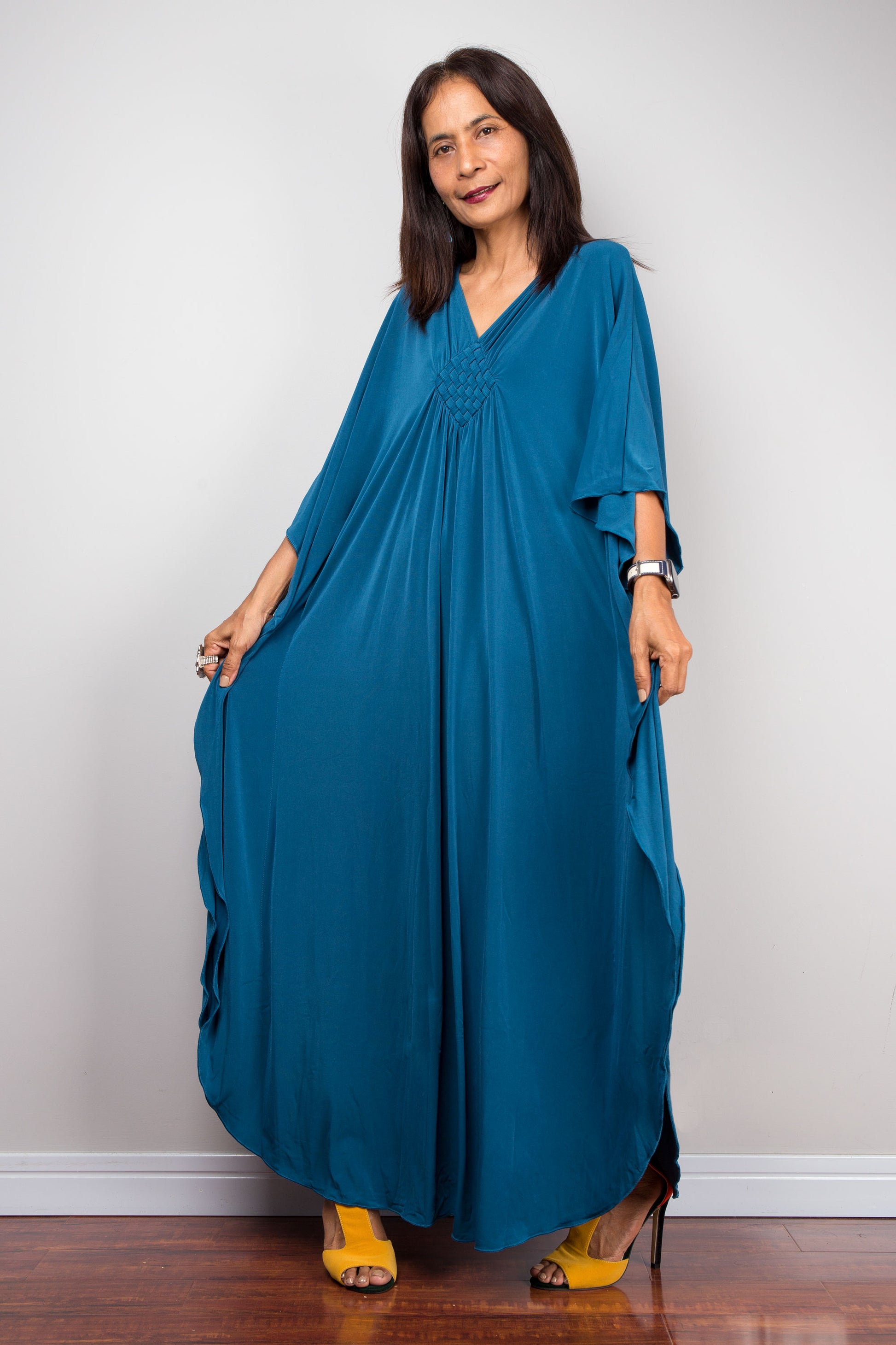 Boho Short Teal Caftan for Petite Women
Stylish short teal kaftan designed for petite women, offering a relaxed bohemian vibe. Made from soft, breathable fabric, this small caftan is perfect for summer beach days or casual outings, with a flattering free-size fit.