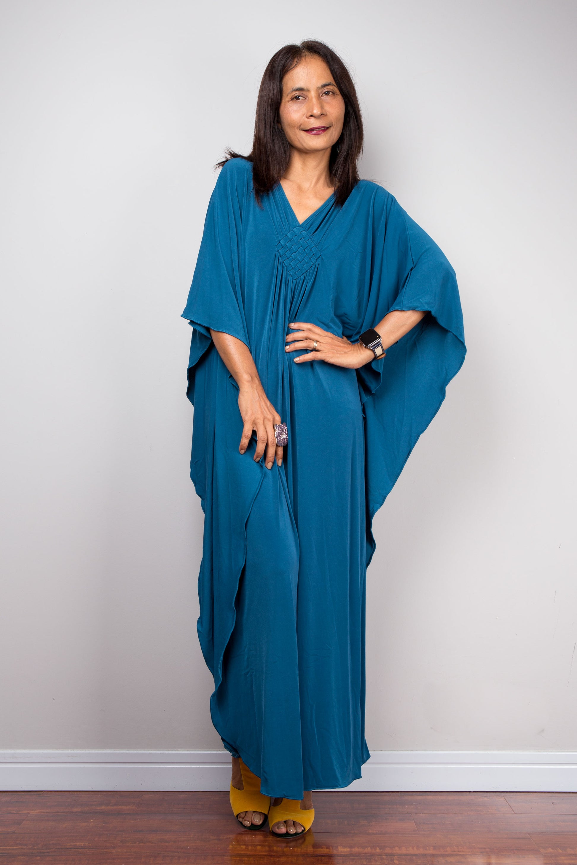 Petite Teal Kaftan Dress for Summer
Flowy teal kaftan dress for petite women, perfect as a beach cover-up or casual summer outfit. This short boho caftan features a vibrant teal hue and loose fit, ideal for small frames.

