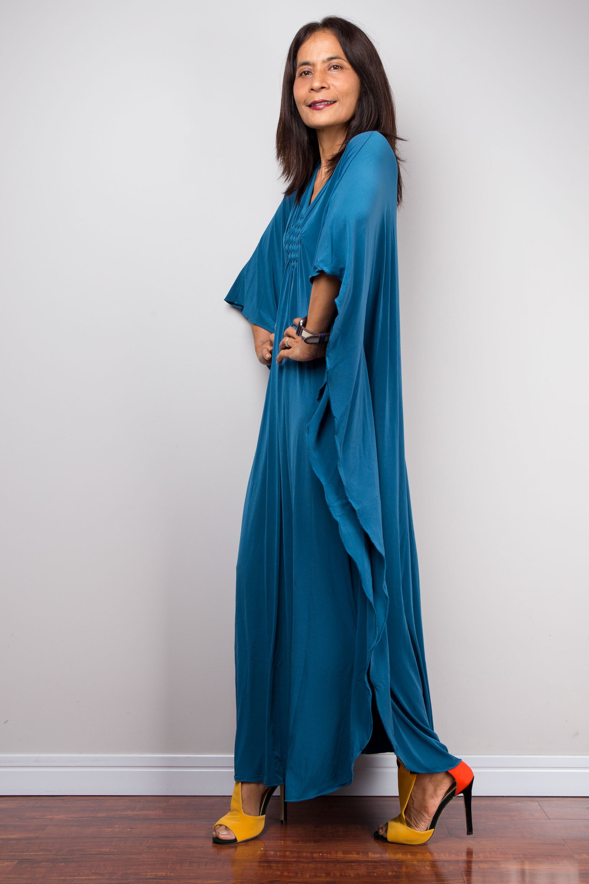 Summer Teal Kaftan for Petite Boho Style
Petite-friendly teal kaftan dress with a short, flowy design, ideal for summer adventures. Handcrafted by Nuichan, this boho caftan in soft teal fabric offers effortless elegance for small-framed women. 