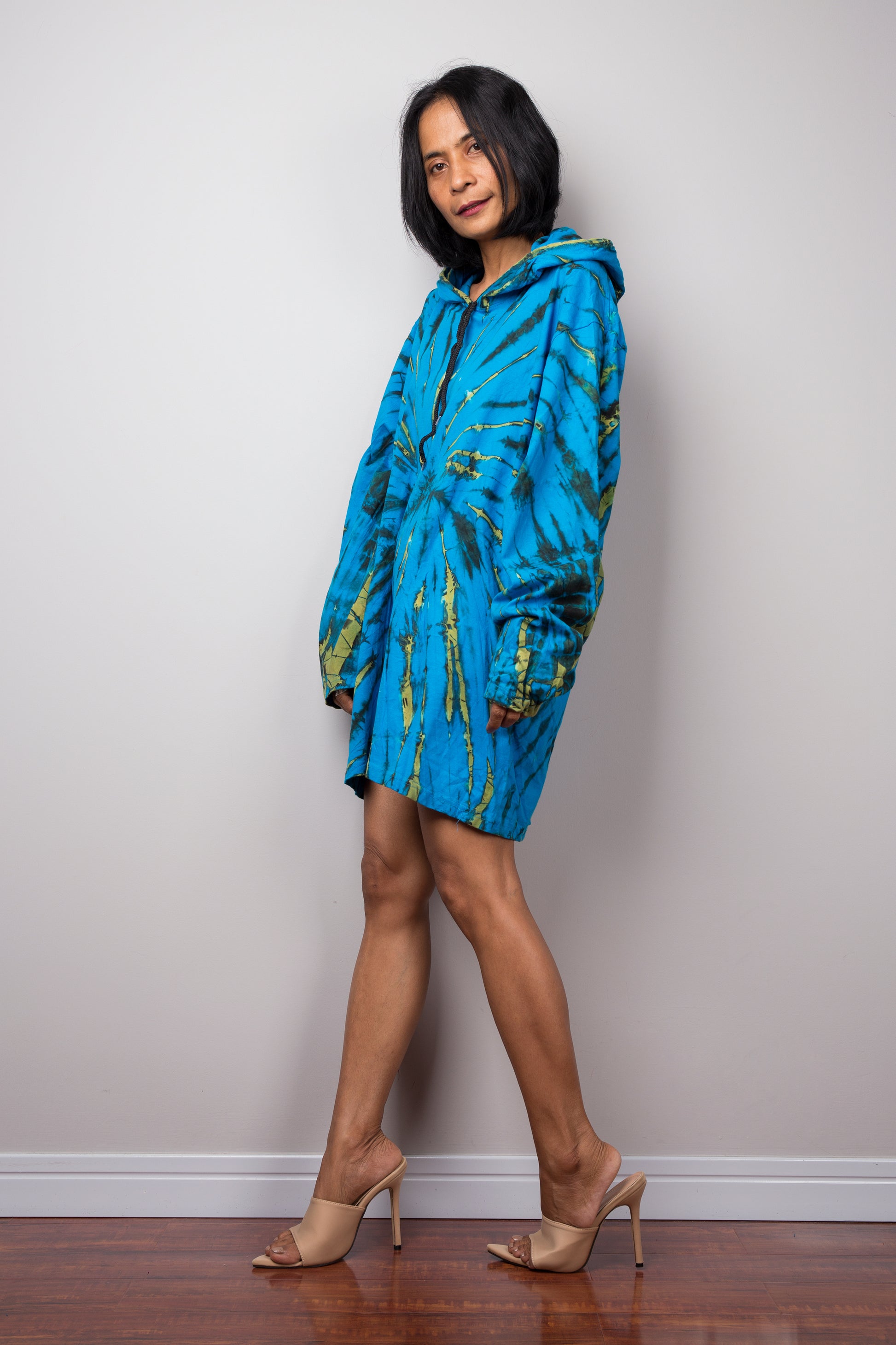 Blue tie dye hoodie with long sleeves.