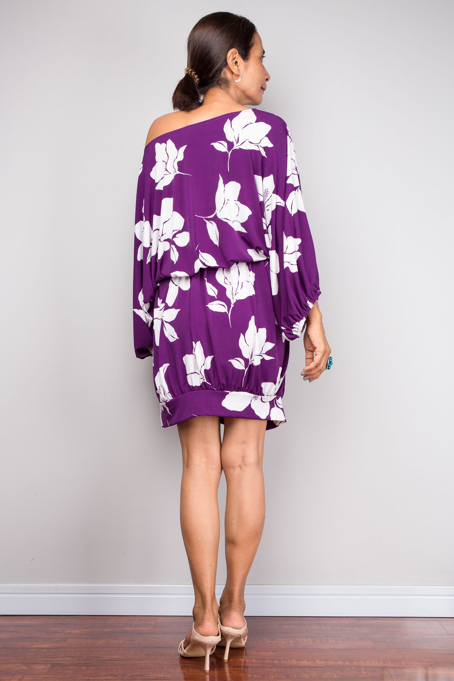Lila Kleid für kleine Frauen