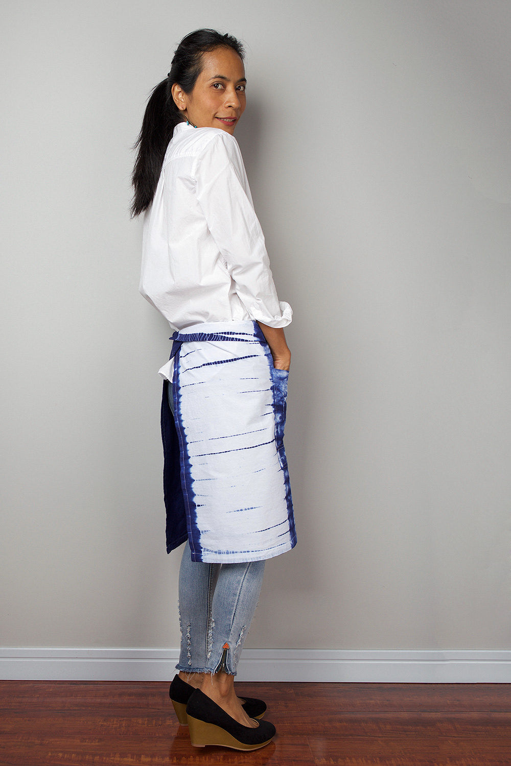 hand dyed apron, blue apron, tie dye apron, apron with front pockets, shibori apron by Nuichan
