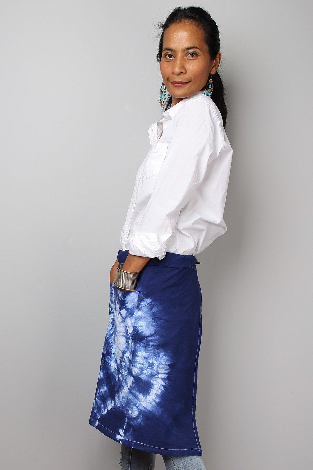 hand dyed apron, blue apron, tie dye apron, apron with front pockets, shibori apron by Nuichan