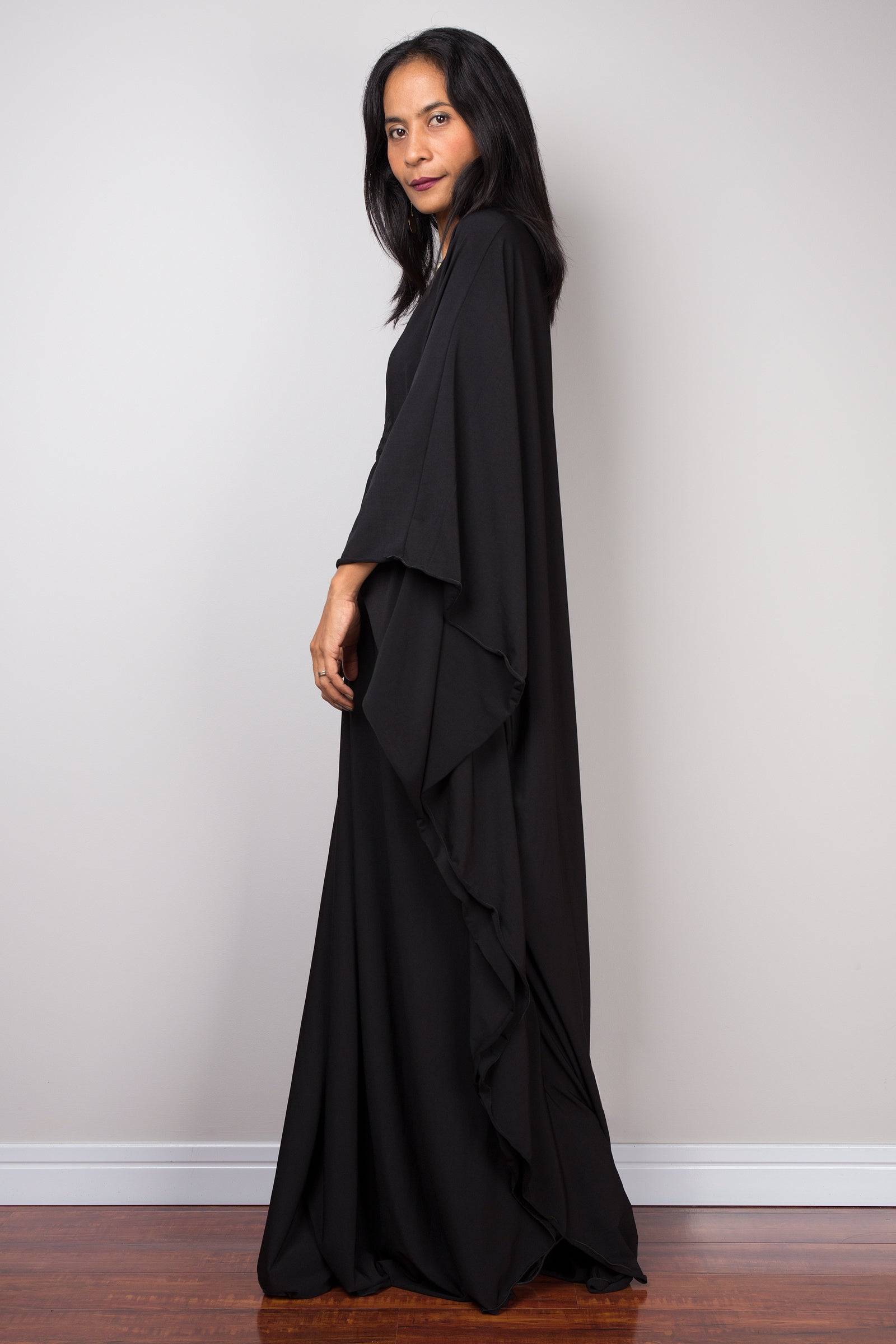 Nuichan women kaftan black dress online. Side view.